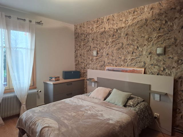 Pose d'un papier peint dans l'Eure, par un artisan peintre